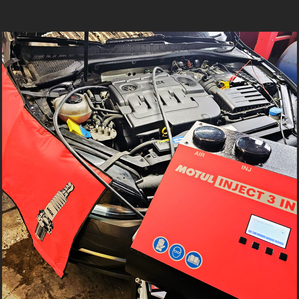 Motorraum mit Motul Inject 3-in-1 Gerät zur Partikelfilter-Reinigung.