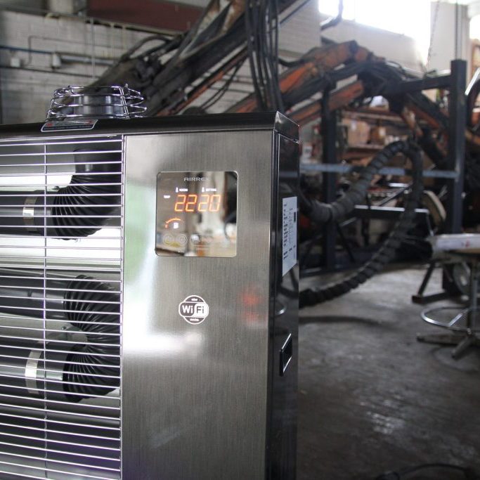 Geschwindigkeitsmesser mit Ziffern und Zeigern in km/h und mph.